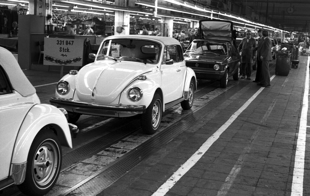 Bandablauf des letzten Käfer Cabriolet bei Karmann Osnabrück – direkt gefolgt vom Golf I Cabrio